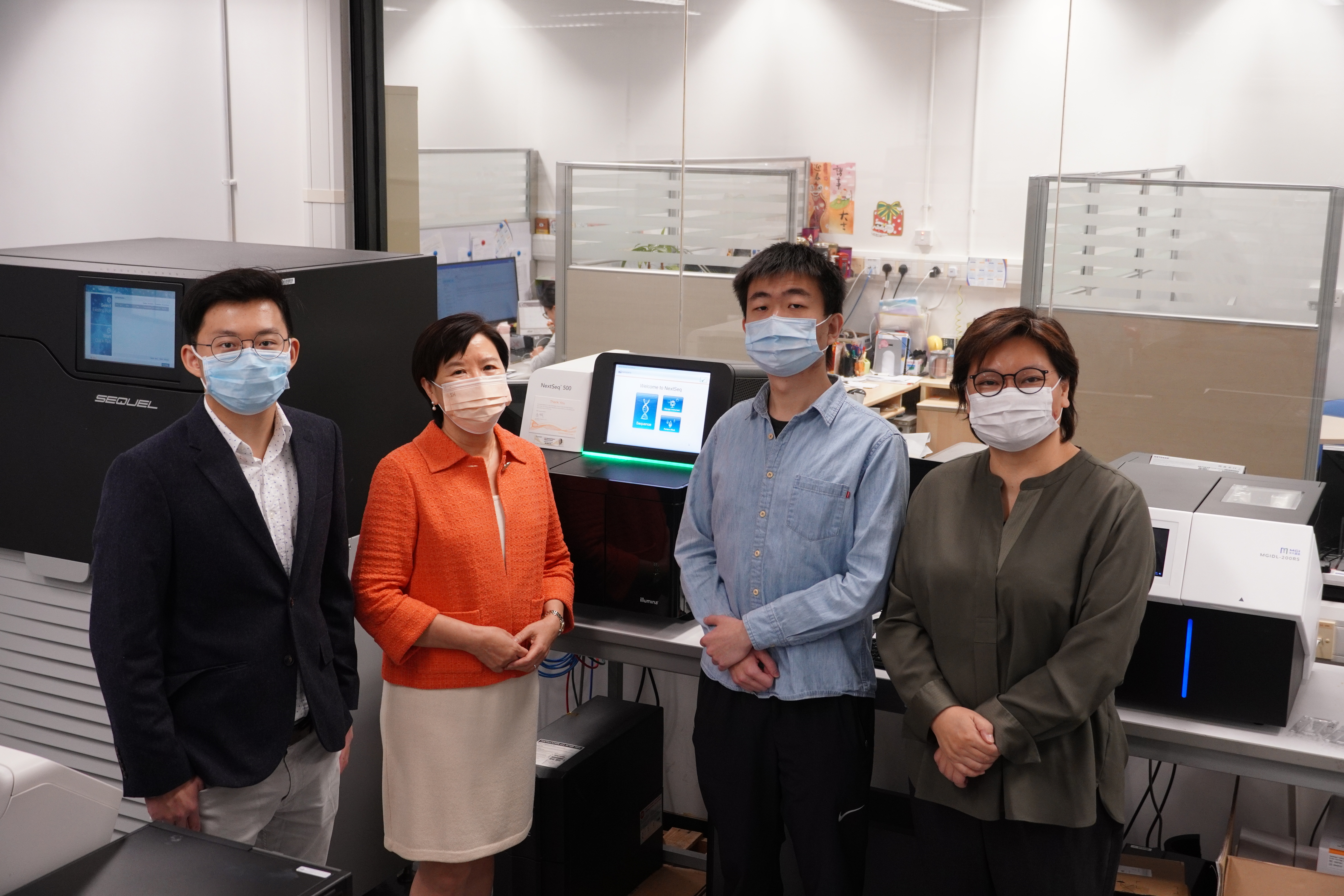 Prof. Nancy IP (second left) and her research team