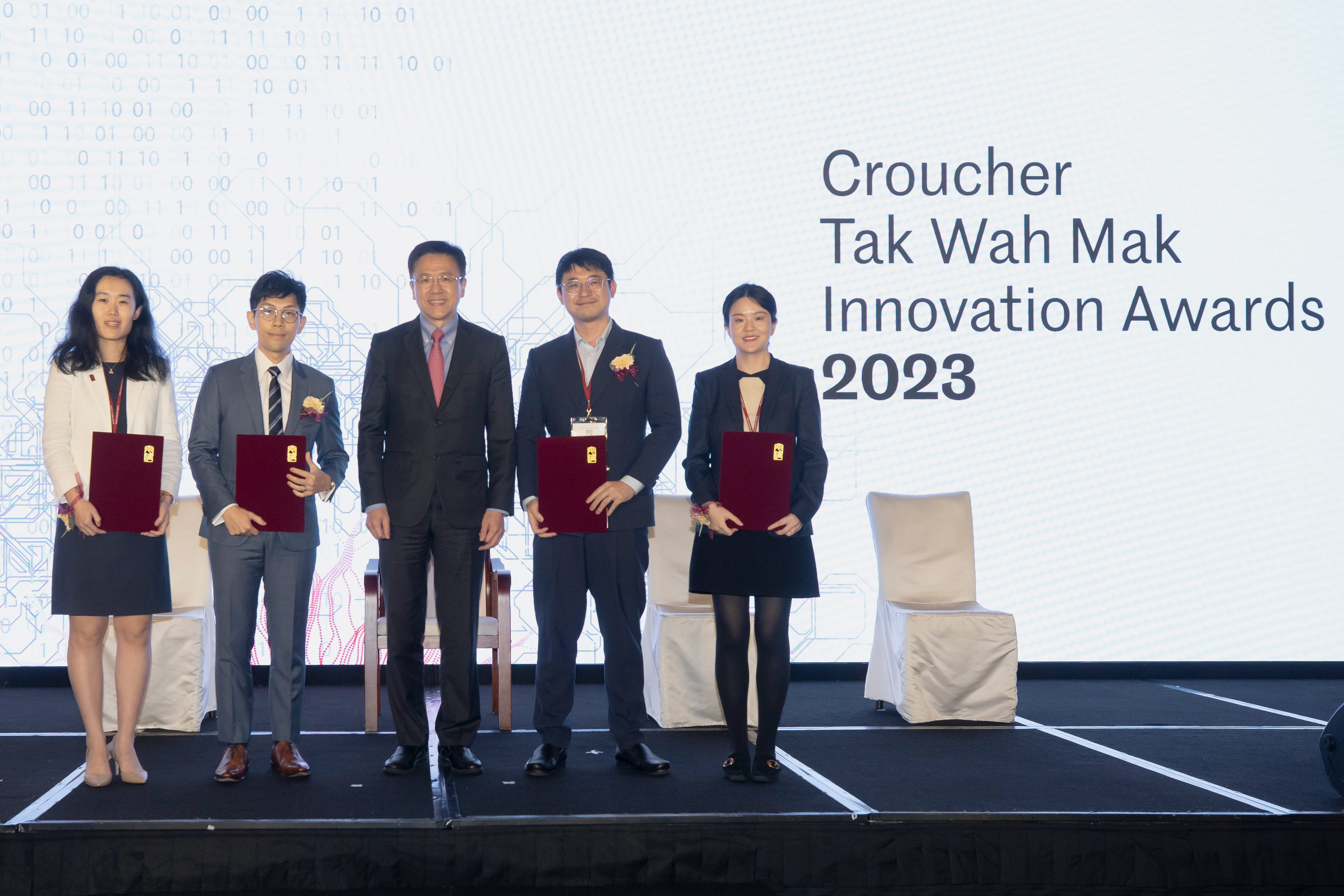 Croucher Foundation held the Foundation Day Dinner and Awards Presentation Ceremony on 18 December to present the Croucher Tak Wah Mak Innovation Awards. Prof. SUN Dong (the centre), the Secretary for Innovation, Technology and Industry of the Hong Kong Special Administrative Region was the Guest of Honor at the ceremony.