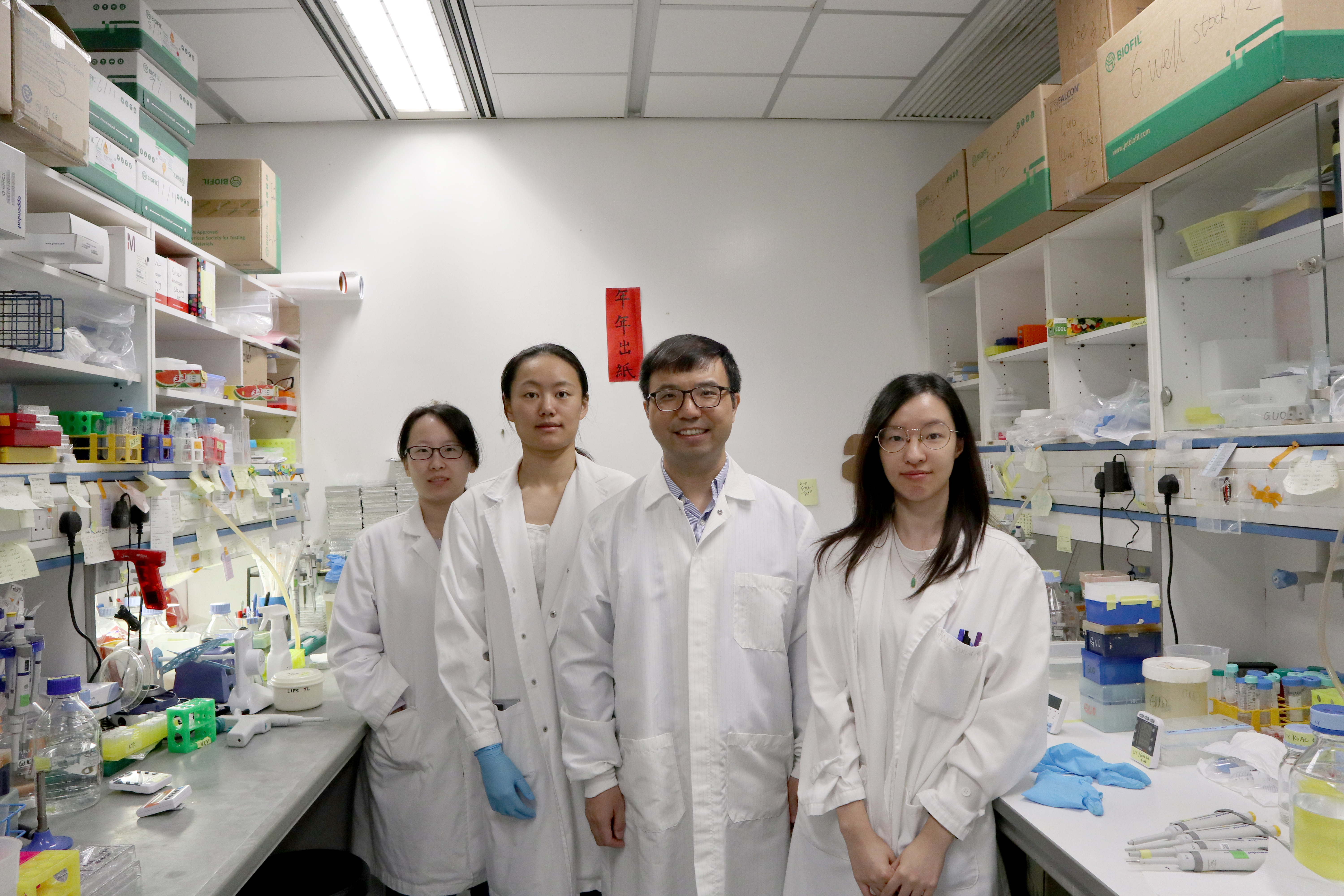 Prof. GUO Yusong (second right), Associate Professor in HKUST’s Division of Life Science, and his team members