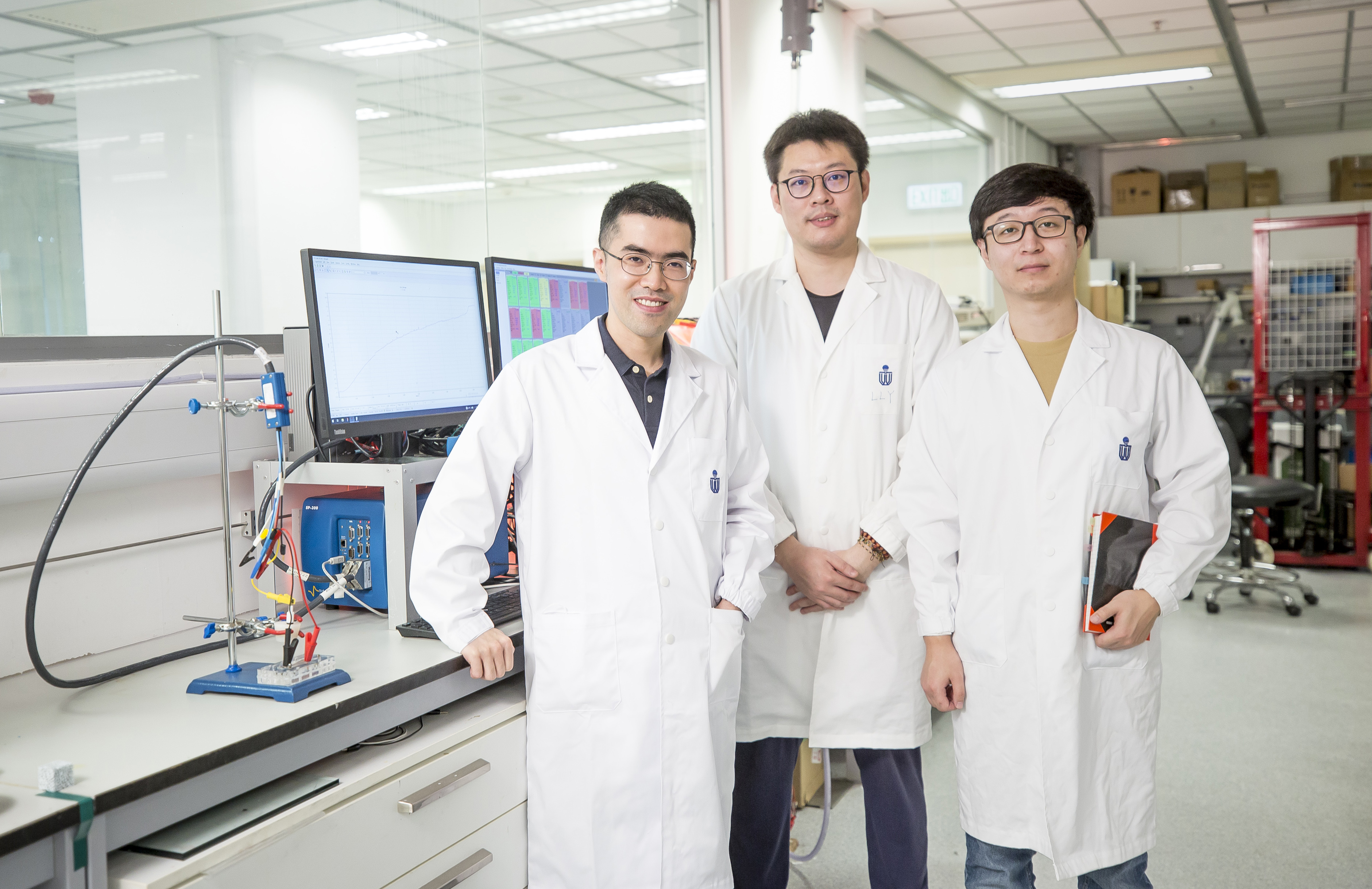 （左起）陈擎教授与其研究团队成员李良昱（博士后研究员）及肖狄文（博士生）于科大能源研究院实验室内。工作桌上正是为制造纳米多孔锌金属电极而设的装置。