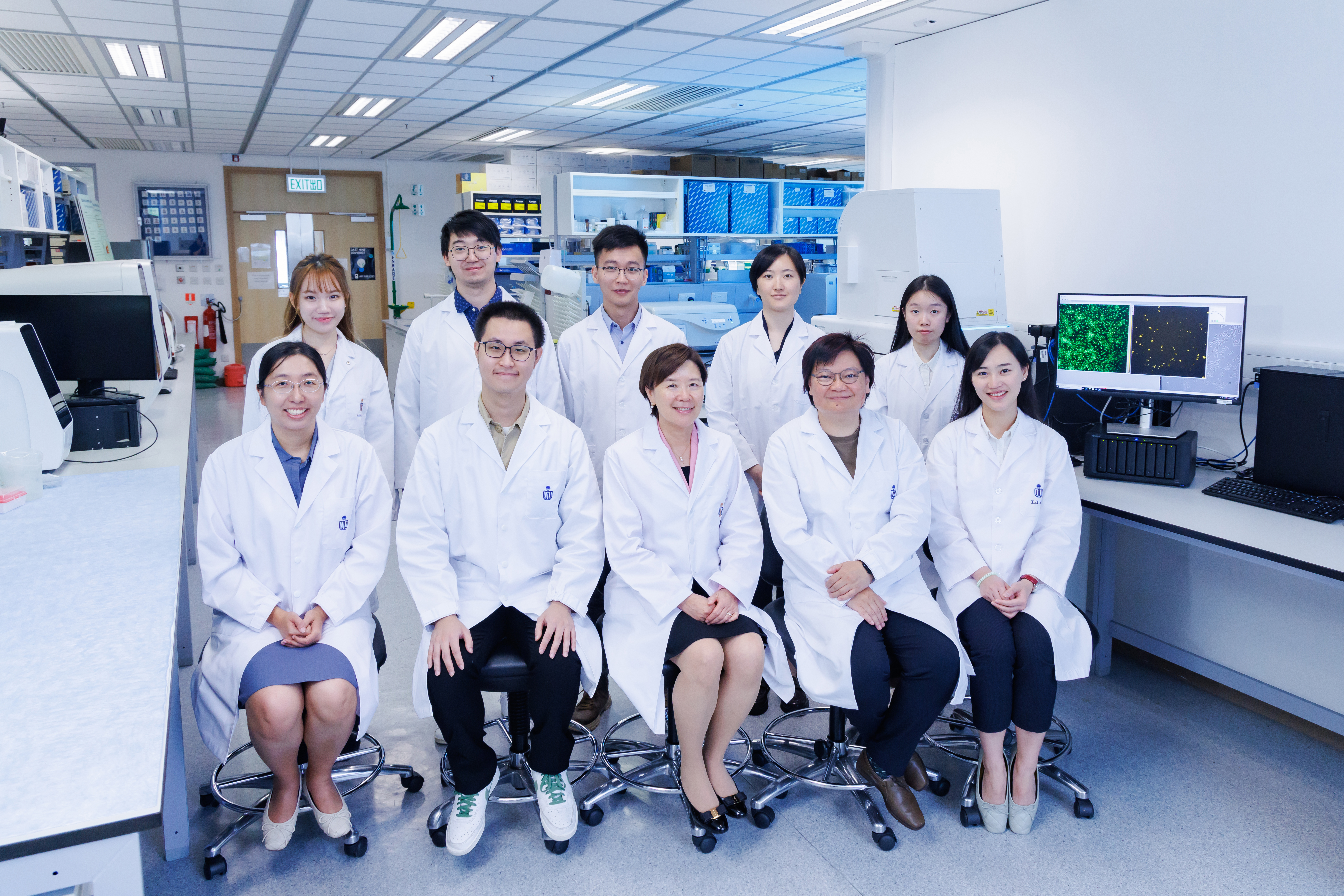 HKUST President Prof. Nancy IP (center, front row), Research Professor Prof. Amy FU (second right, front row), a co-first author of this research paper Mr. WU Wei (second left, front row), and Research Assistant Professor Prof. WONG Hiu Yi (first left, front row) with other members of the HKUST Division of Life Science research team.