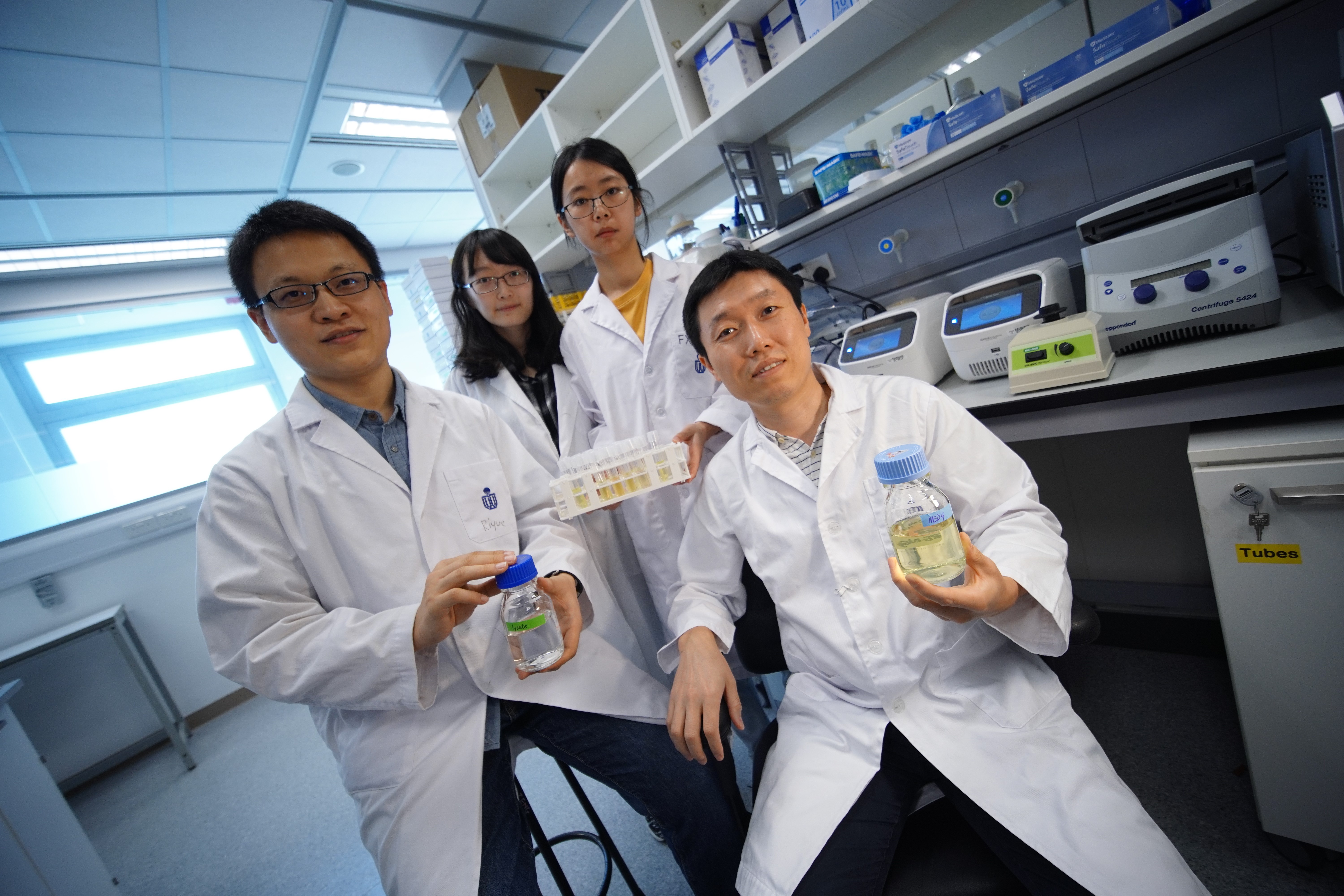 Prof. Zeng Qinglu (front right) and his research team, including first author of the journal paper Liu Riyue (front left).