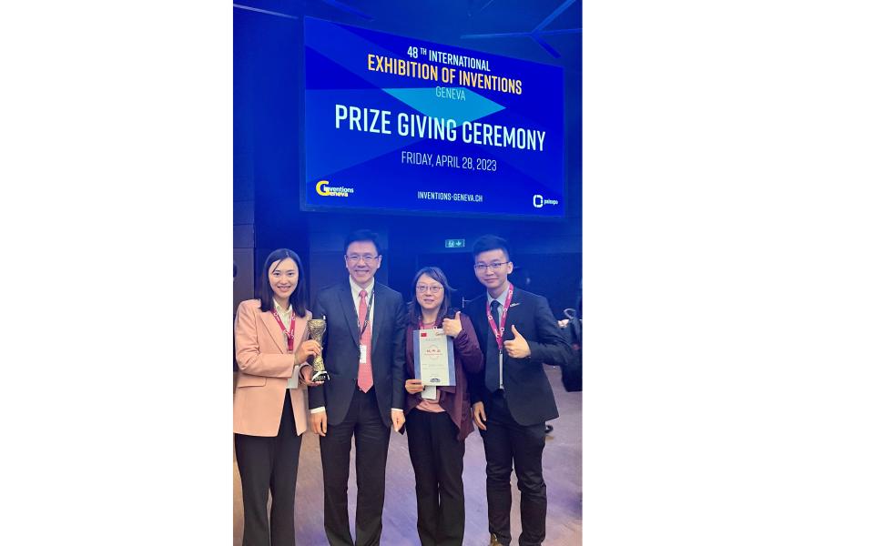 Prof. Sun Dong (second left) with representatives of the HKUST research team: Dr. Fanny Ip (second right), Dr. Joyce Ouyang (first left) and Dr. Jason Jiang (first right) on the early diagnosis of Alzheimer’s disease, which bags the Prize of the Chinese Delegation for Invention and Innovation, as well as Gold Medal with Congratulations of the Jury.