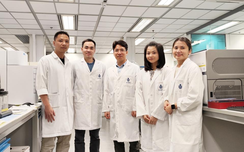 The authors of the published paper are, from left to right: Trung Duc Nguyen, Minh Khoa Ngo, Tuan Anh Nguyen (group leader), Thuy Linh Nguyen, and Thi Nhu-Y Le.