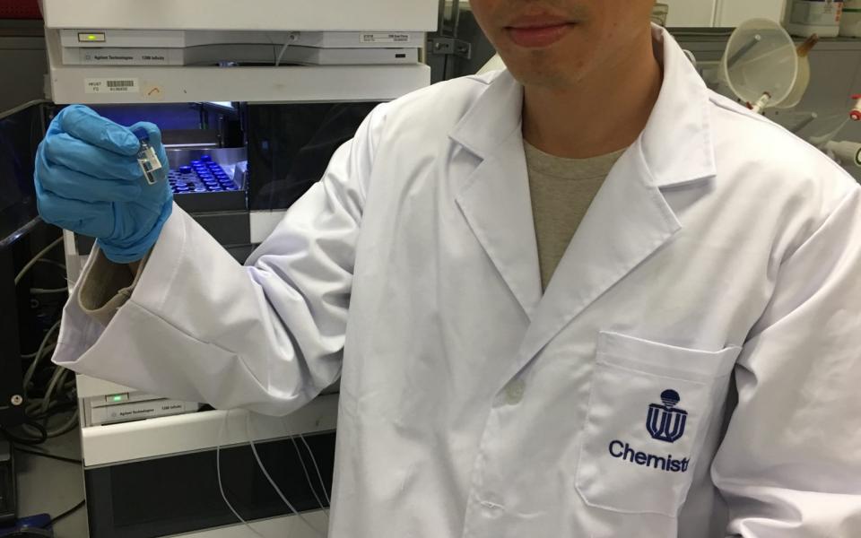  生产手性分子后，团队会利用高效液相色谱仪检测产品纯度。