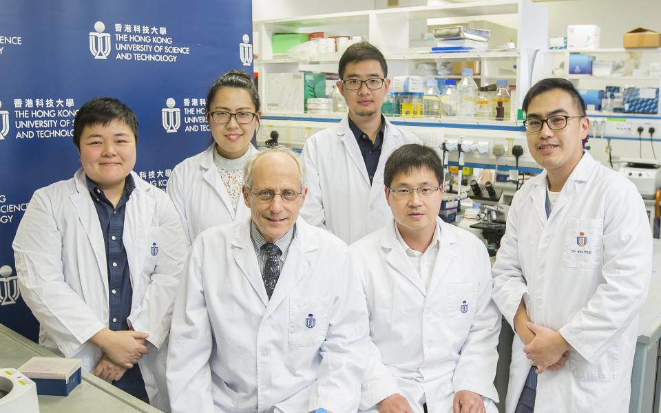  Prof Karl Herrup (second left, front row), Prof Du Shengwang (second right, front row), Cheng Aifeng (left, back row) and their research team members.