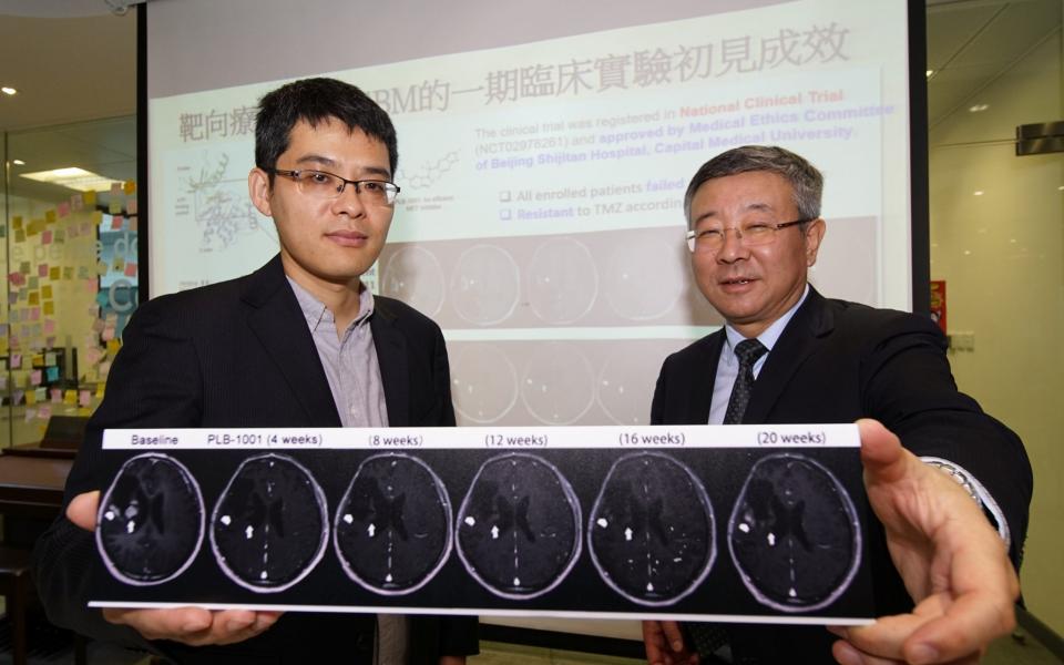 王吉光教授（左）与江涛教授合作实验基因突变机制的临床应用，为化疗无效的脑癌患者提供新疗法。