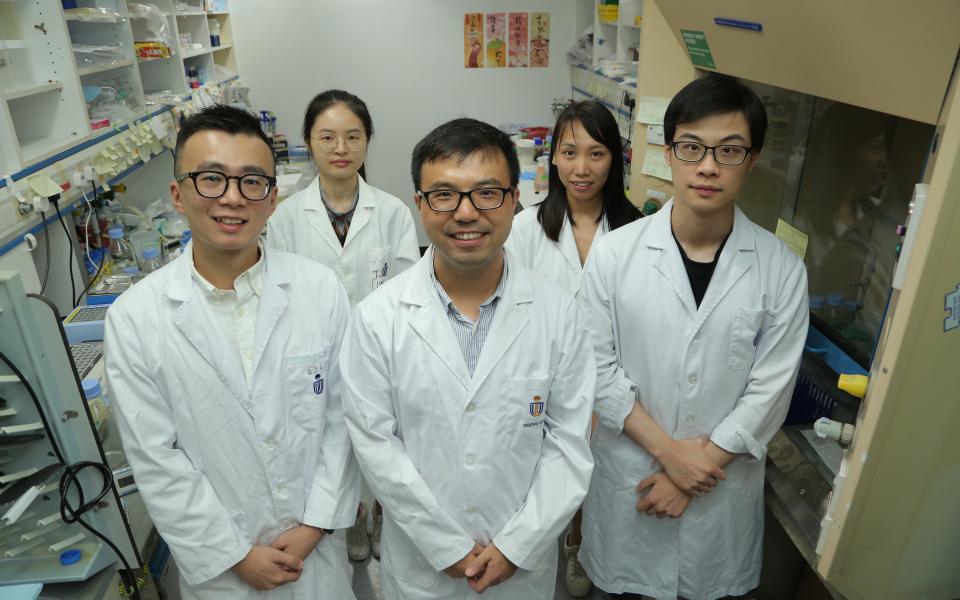 Prof. GUO Yusong (front middle)’s research team – including the paper’s co-first author MA Tianji (front left), identify a novel function of an enzyme.