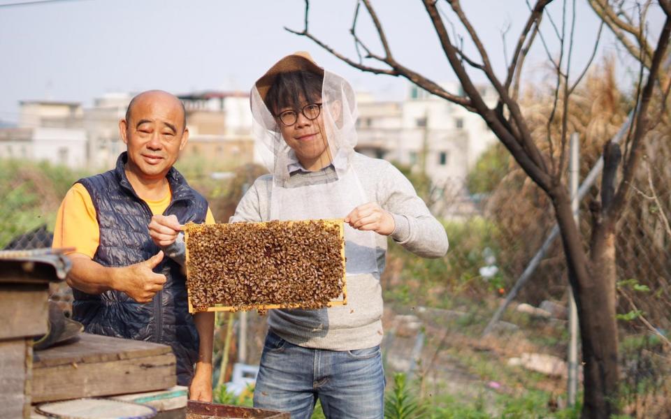 焯成（右）向元朗一位本地蜂农拜师，学习怎样在不用抗生素、不加糖、不热压的情况下生产蜂蜜。