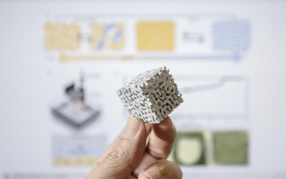 鋅電極納米多孔結構放大10,000倍的3D模型。